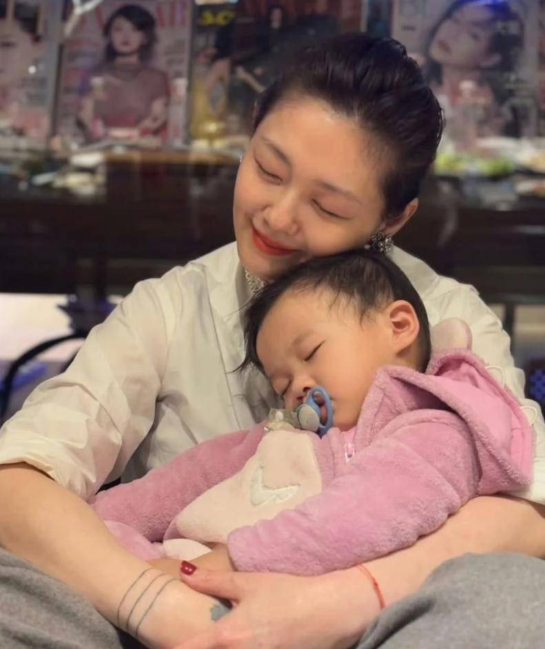 原創大S離世後第一個跨年，小S帶媽媽看煙花，S媽眼含熱淚惹人心疼