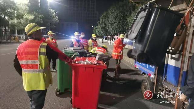 跨年煙花絢爛處 環衛橙光默默護航