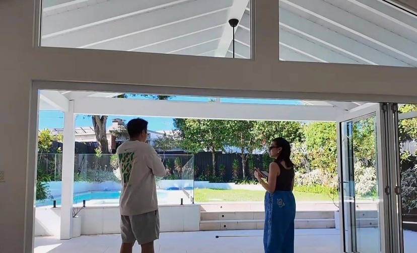 原創程曉玥澳洲過夏天，挺7個月孕肚跪地忙裝修，富豪老公高又壯很帥