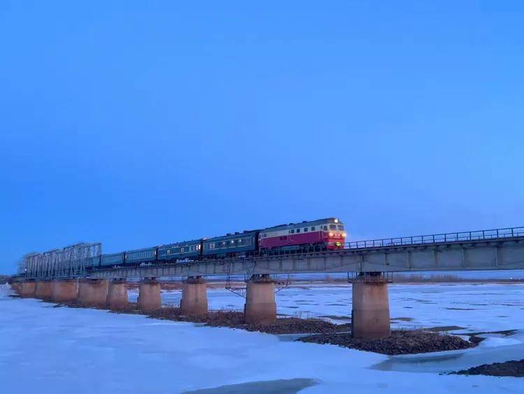 原创在祖国版图上雕刻钢铁动脉