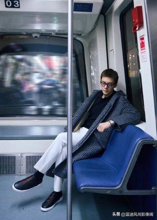 原創陳偉霆米蘭啟程：格紋大衣配眼鏡，這才是 38 歲熟男該有的鬆弛感