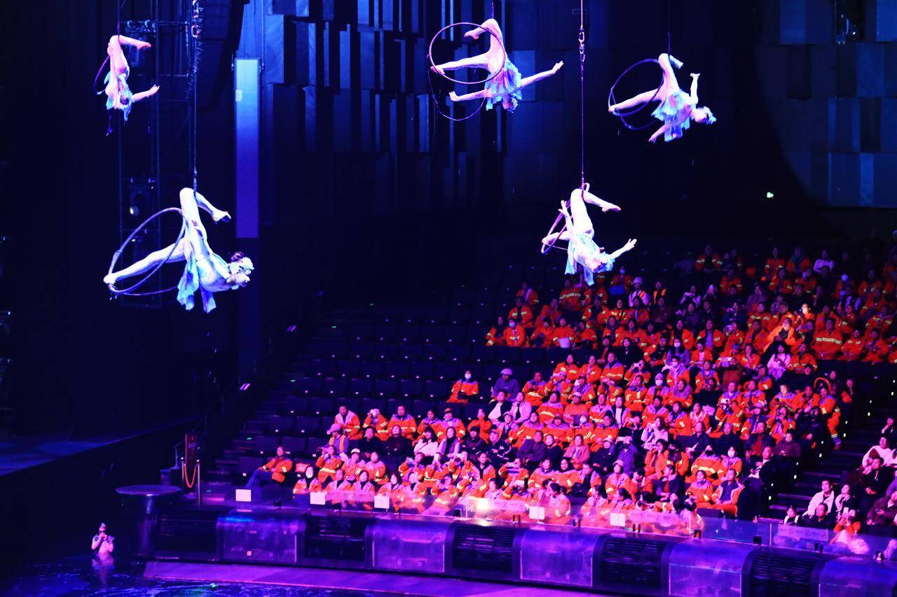 致敬城市美容師：武漢2000名環衛工人沉浸式感受漢劇《水秀》藝術魅力